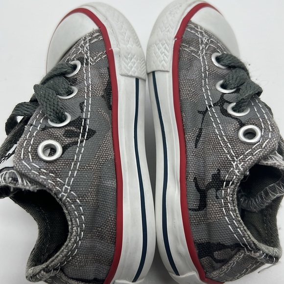Converse Infant grey camo canvas low top Chucks. Size 4 - Picture 5 of 8